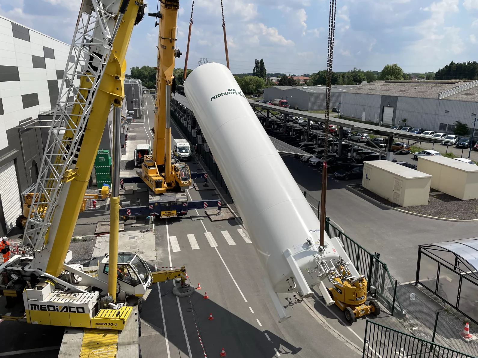 La cuve de stockage d'azote liquide démontée pèse 25 tonnes.
